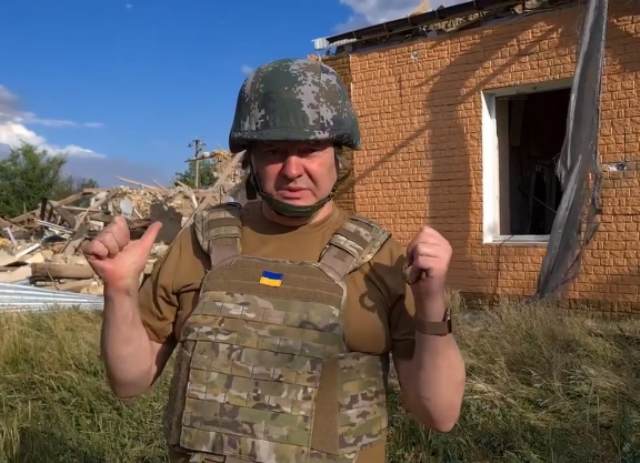З Лондона на передову: Порошенко демонструє, що він в Україні (відео)