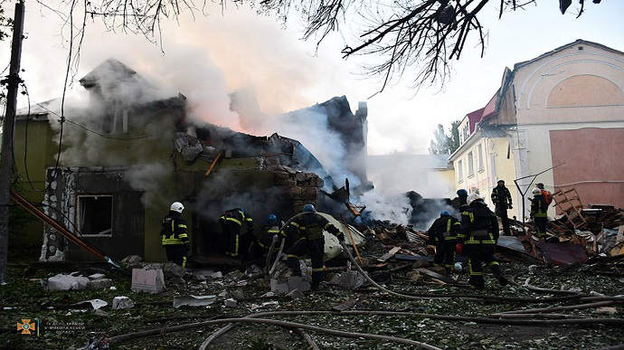 У Миколаєві окупанти обстріляли цивільні об’єкти