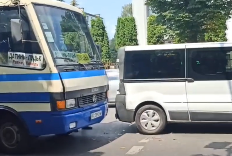 У Луцьку на пішохідному переході автобус в'їхав у бус (відео)