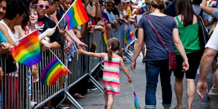 В Україні хочуть дозволити ЛГБТ-людям усиновлювати дітей