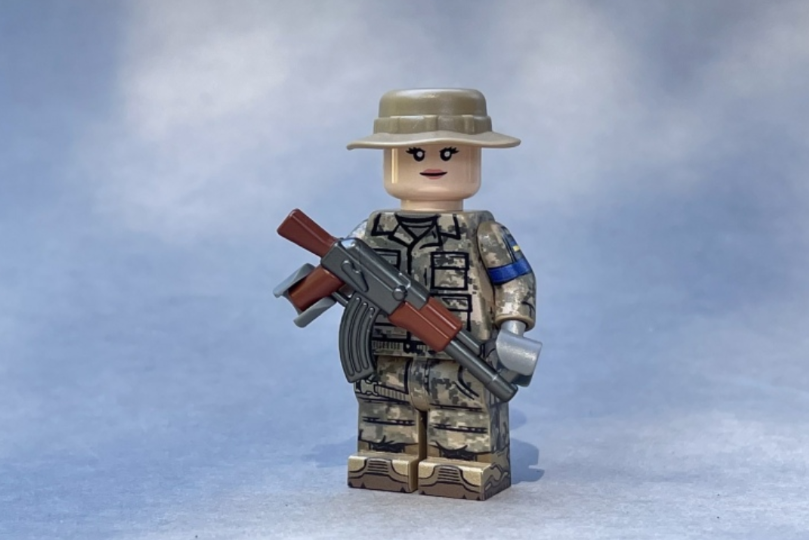 Ритейлер LEGO присвятив фігурки українським жінкам-військовим