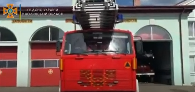 Підйом стріли – на 37 метрів: луцьким рятувальникам передали з Польщі пожежну автодрабину (відео)