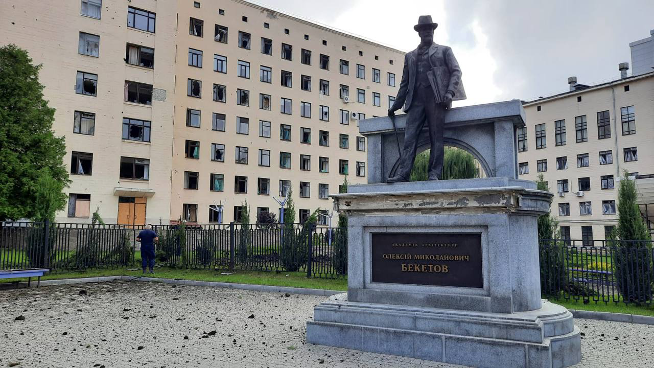 Росіяни вдарили по університету в центрі Харкова, є постраждалий
