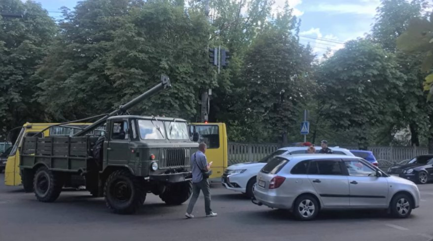 У Луцьку – незвична ДТП: ямобур врізався в легковик (відео)