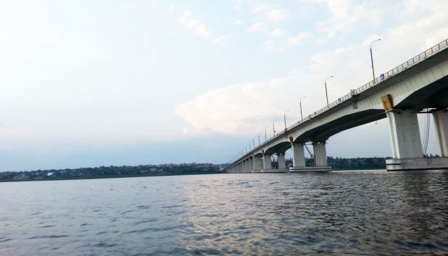 ⚡️ Офіційно: українські військові вдарили по Антонівському мосту в Херсоні (відео)