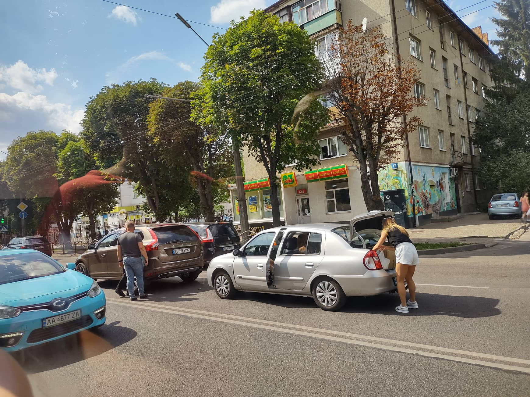 На Перемоги у Луцьку зіткнулися Volvo i Dacia (фото)
