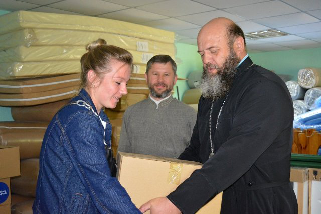 Влада та духовенство Волині відвідали дітей переселенців з подарунками (фото)