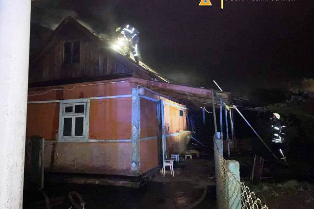 Нічна пожежа у Нововолинську: влучила блискавка