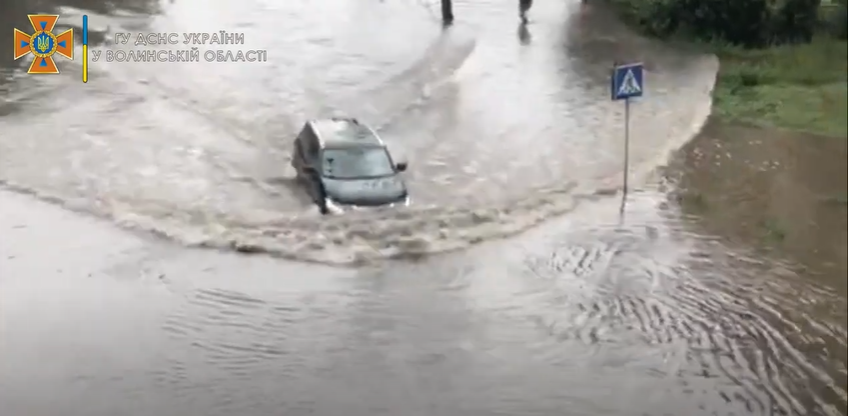 Затоплені підвали й автівки у воді: наслідки зливи у Луцьку (відео)