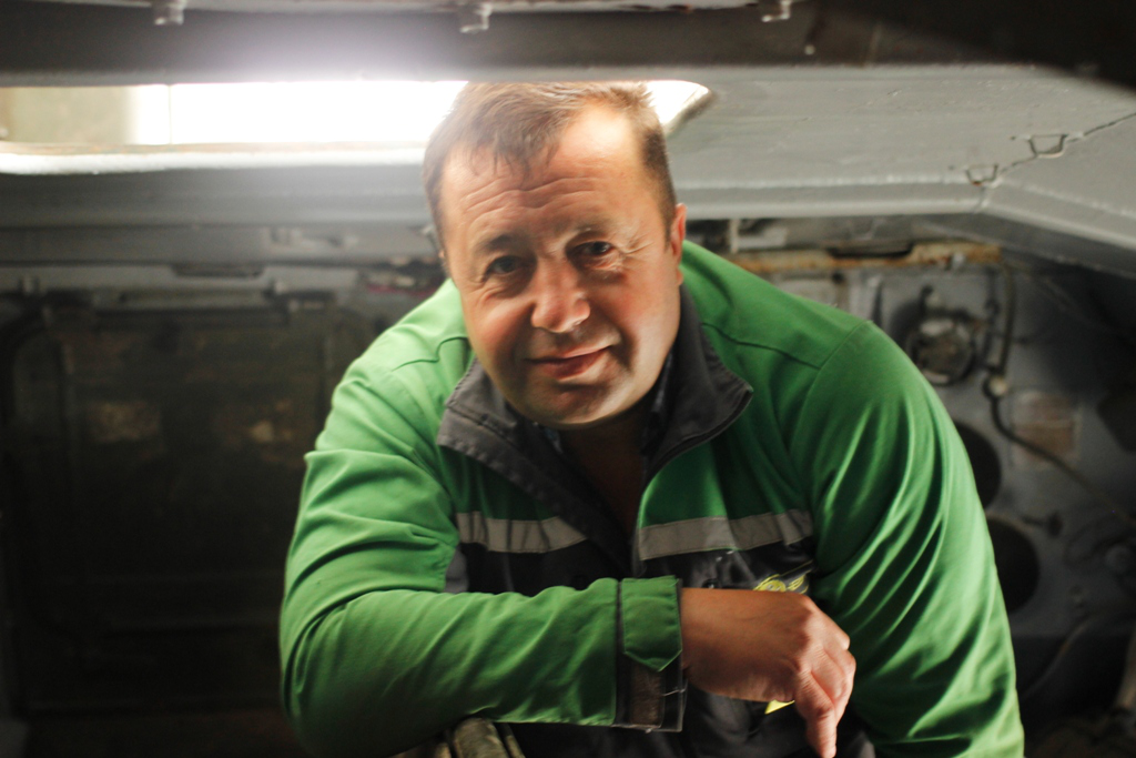 «Війна може навчити»: як на Волині комбайнер з Одещини ремонтує техніку для військових (фото)*