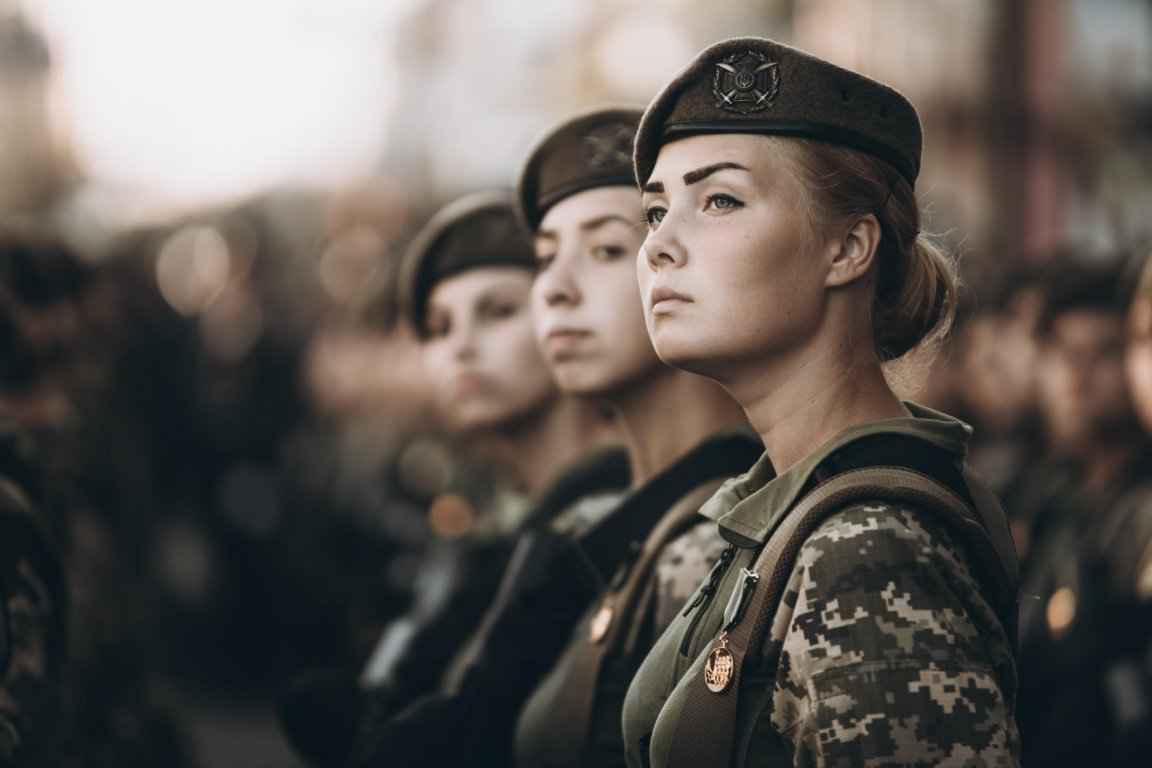 Чоловіки, чиї дружини служать у Силах оборони, можуть виїжджати з України