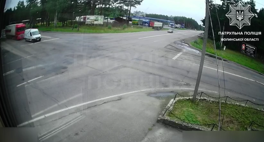 На Ковельщині «безсмертний» водій промчав перехрестям повз патрульних (відео)