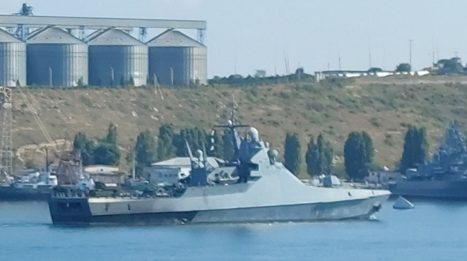 У Севастопольську бухту зайшов обсмалений російський військовий корабель (фото, відео)