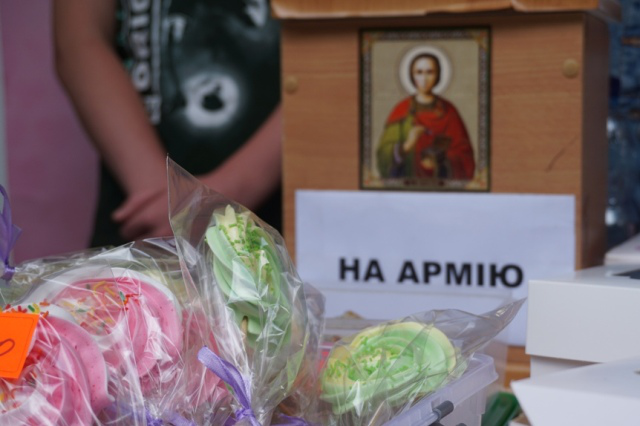 Діти у Луцьку продають солодощі, щоб допомогти воїну одужати (фото)