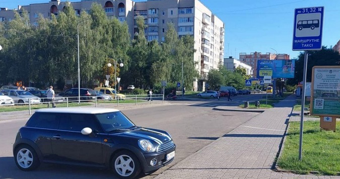 У Луцьку оштрафували водіїв за парковку на зупинці (фото)