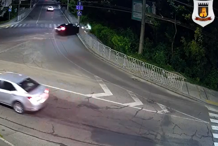 Volkswagen протаранив паркан у Луцьку: показали момент зіткнення (відео)