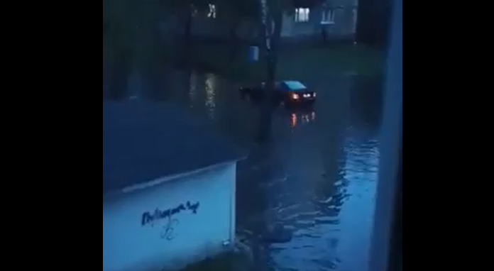 Затоплені вулиці і дороги: у Луцьку з ночі не вщухає дощ (фото, відео)