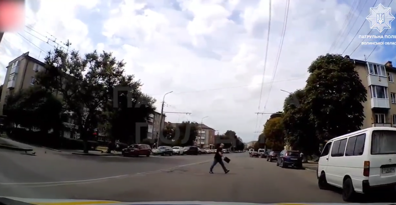 У Луцьку патрульні «відловлюють» несвідомих пішоходів (відео)