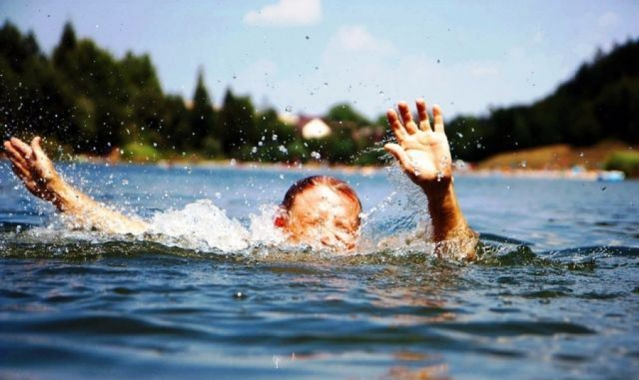 Ледь не потонув: у Луцьку рятувальник витягнув з води хлопця