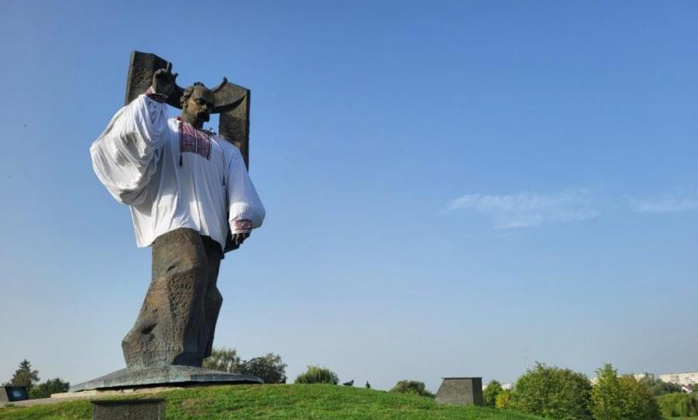 У Ковелі пам’ятник Шевченку вбрали у величезну вишиванку (відео)