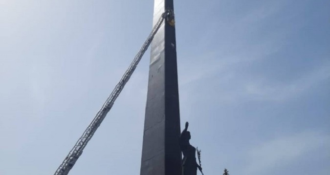 У Луцьку демонтують радянську зірку з обеліска на меморіалі (фото, відео)