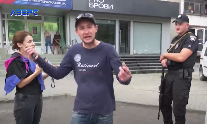 Штраф 255 гривень: у Луцьку впіймали людей, які перейшли дорогу не там, де треба (відео)