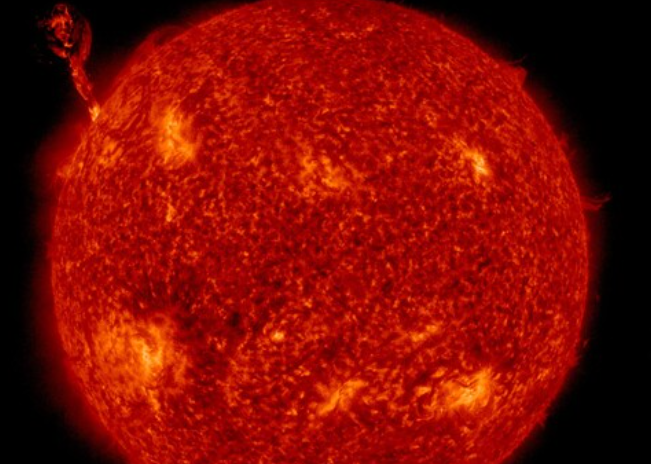 Вчені помітили незвичайну пляму на Сонці
