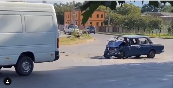 Розтрощений капот: у Луцьку автотроща  на Боженка (відео)
