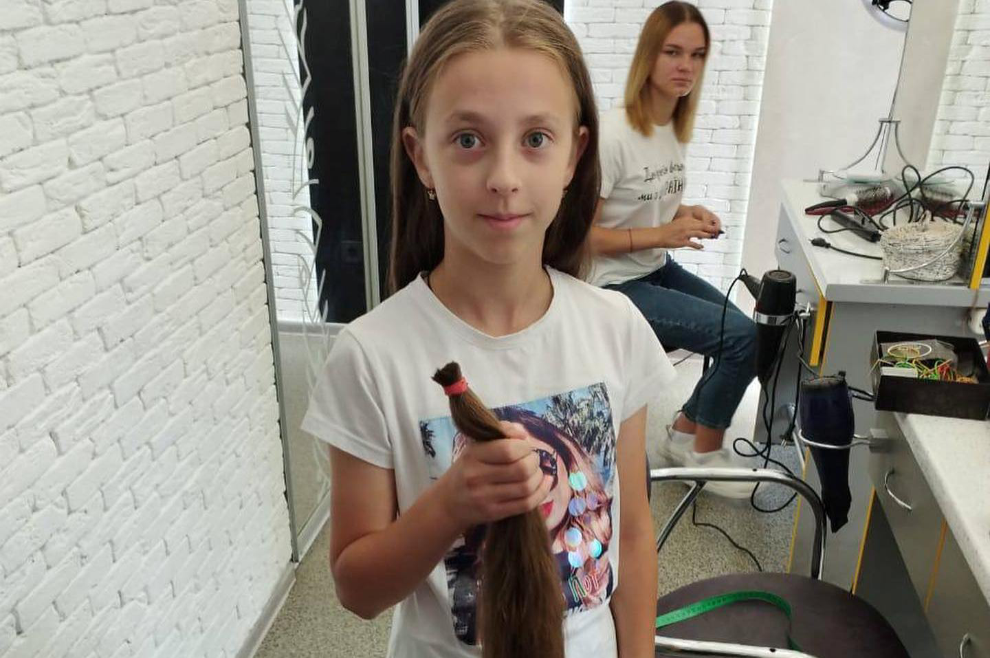Маленька лучанка обрізала коси, аби допомогти українським військовим (фото)
