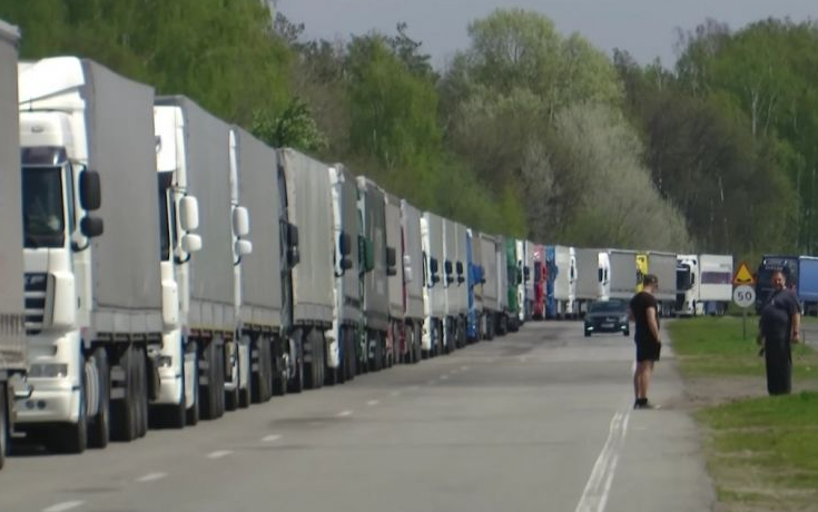 Черга з 3000 вантажівок: що коїться на польсько-українському кордоні