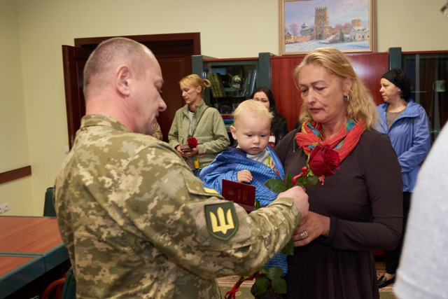 У Луцьку матерям загиблих Героїв вручили нагороди (фото)