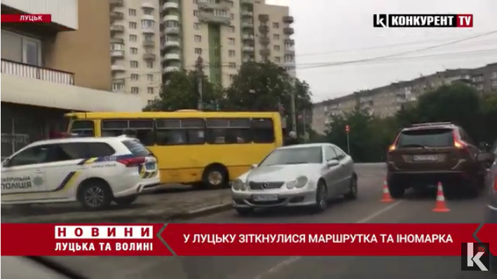 У Луцьку ДТП на Задворецькій: зіткнулися маршрутка та легковик (відео)