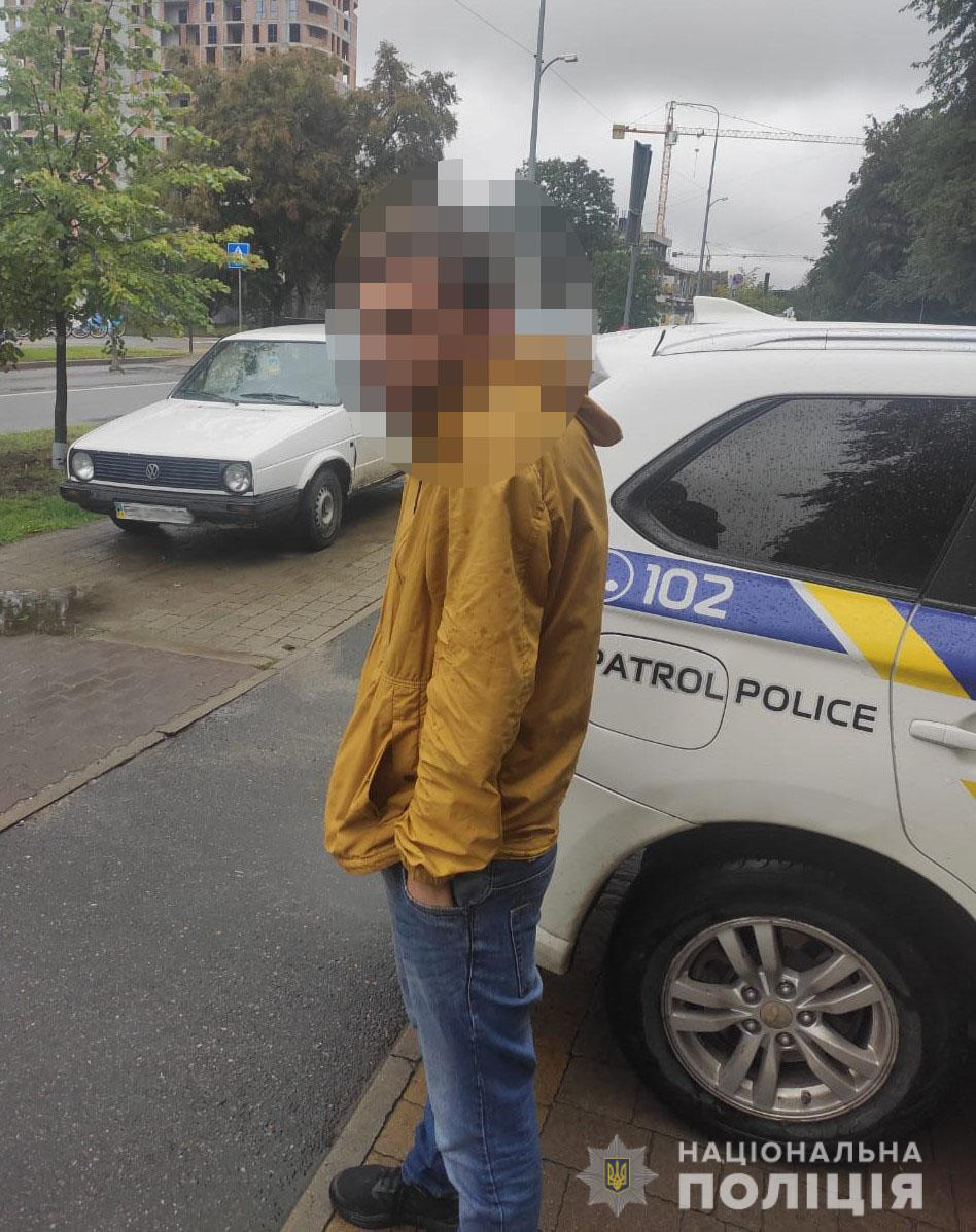 Львівська поліція затримала нетверезого чоловіка, який вештався по вулиці з гранатою