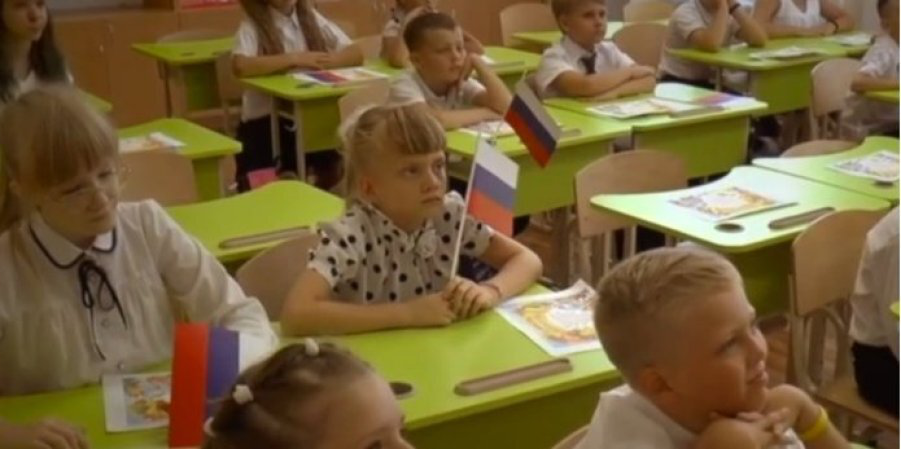 У Маріуполі першокласники вчать гімн росії