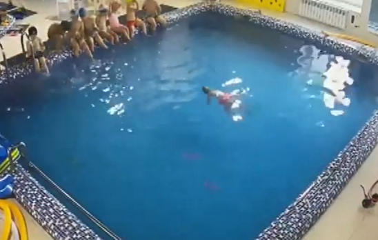Показали моторошні кадри з басейну в «ЛаймФіті», де ледь не втопилася дитина (відео)