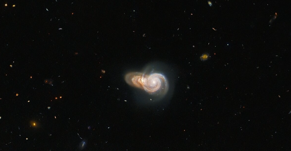 Оптична ілюзія: космічний телескоп Hubble зафіксував злиття двох галактик