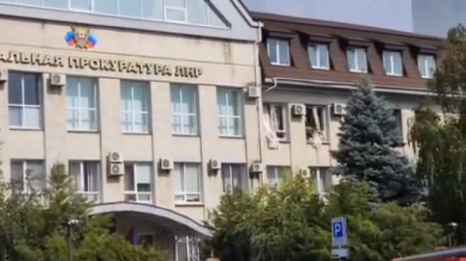У Луганську стався вибух у будівлі «генпрокуратури» окупантів (відео)