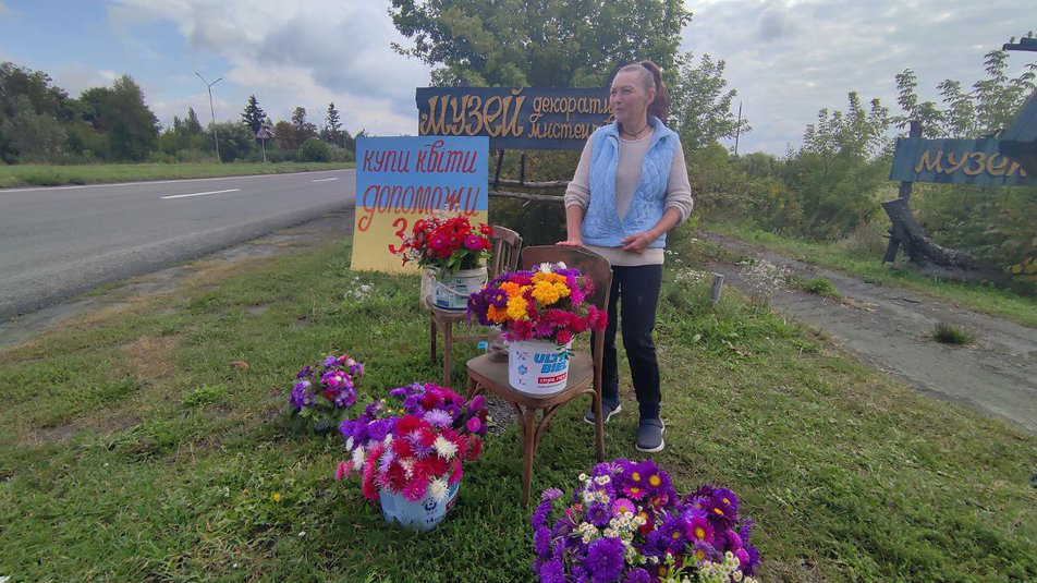 Волинянка на узбіччі продає квіти, а гроші віддає на потреби ЗСУ (фото)