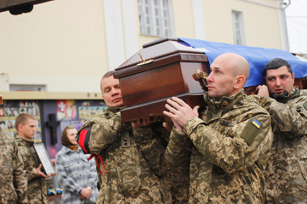 «Був доброю душею»: у  Луцьку попрощалися із воїном Юрієм Сапожником (фото, відео)