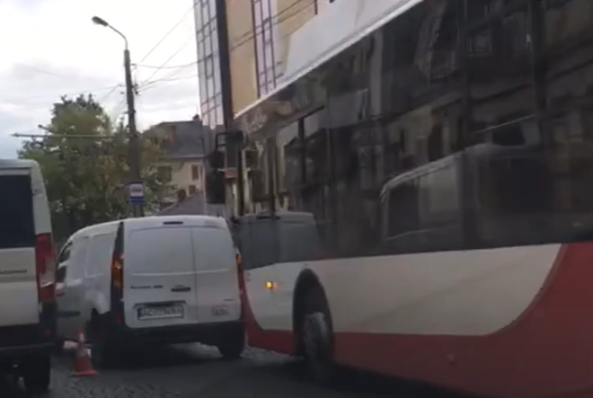 У центрі Луцька тролейбус «чмокнув» бус (відео)