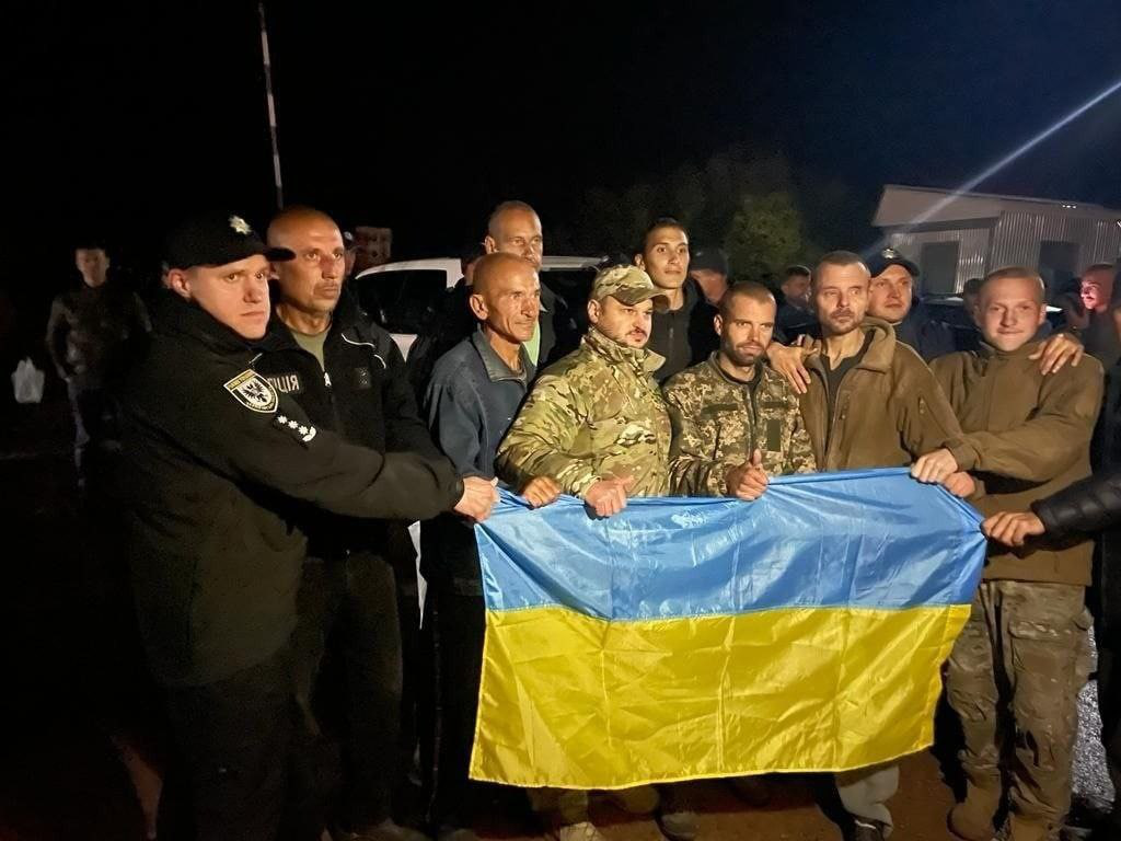 Україна повернула з російського полону кількох захисників Маріуполя, серед них є воїни «Азову» (відео)
