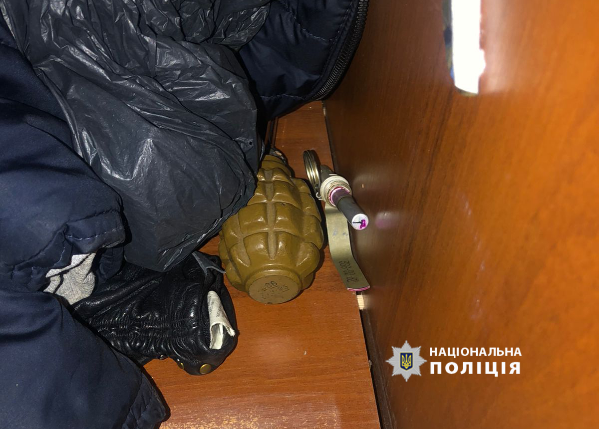 У квартирі лучанина знайшли набої та гранату (фото)