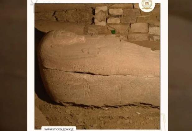У єгипетському некрополі знайшли незвичний саркофаг із рожевого граніту