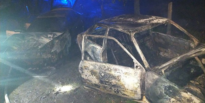 У Луцькому районі вночі згоріли дві автівки (фото, відео)