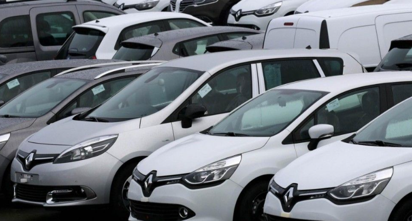 Бюджетні Renault на луцькому авторинку: асортимент та ціни (відео)