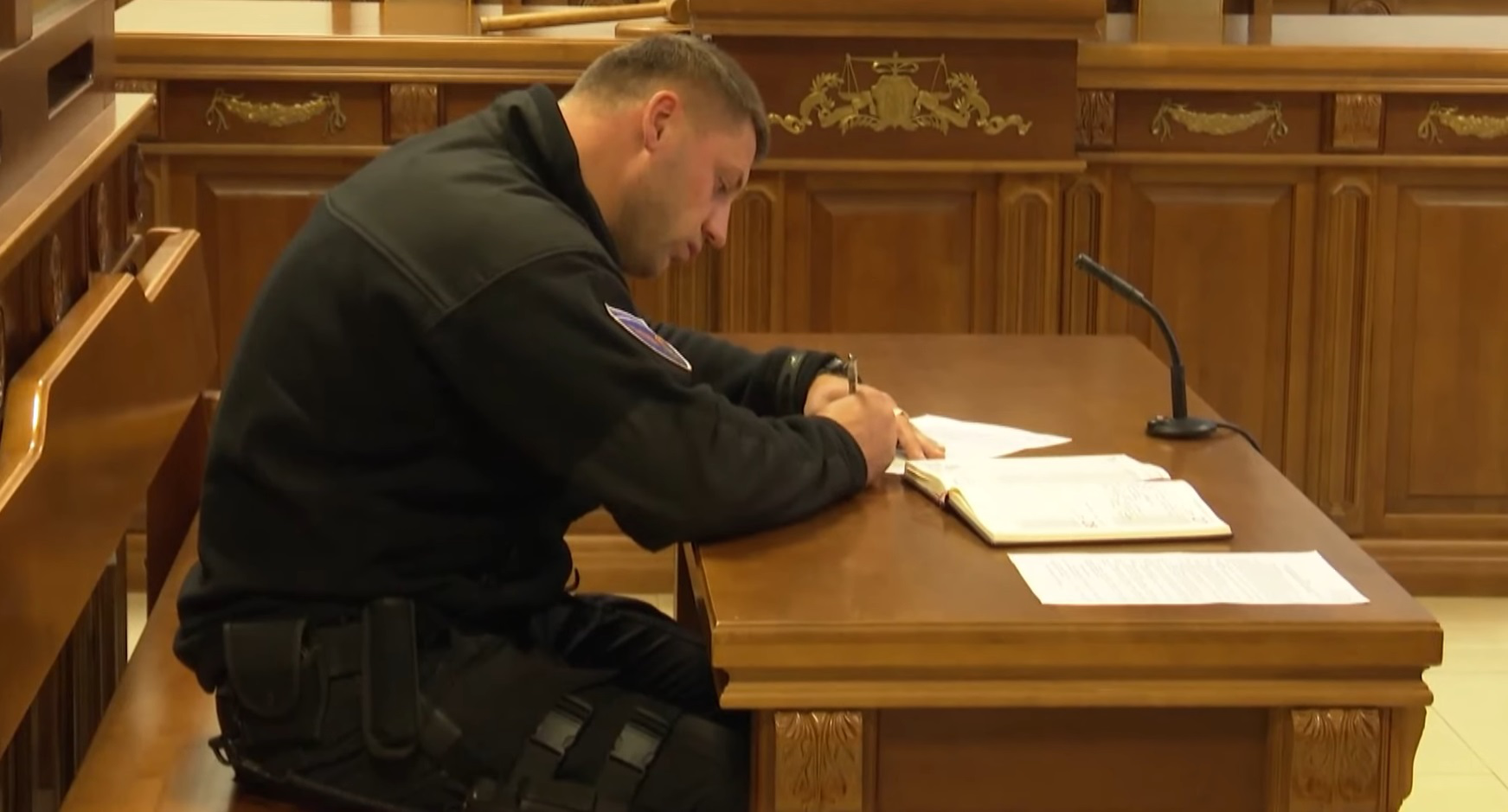 Поліцейський зламав щелепу учаснику ДТП і став шерифом в Нововолинській громаді (відео)
