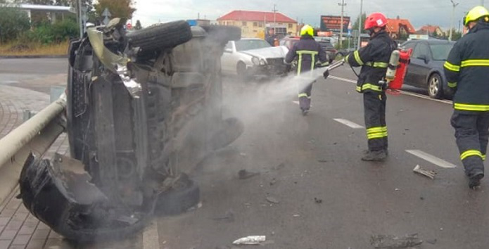 Під Луцьком зіткнулись Mercedes і Renault – пальне розлилося по дорозі (фото, відео)