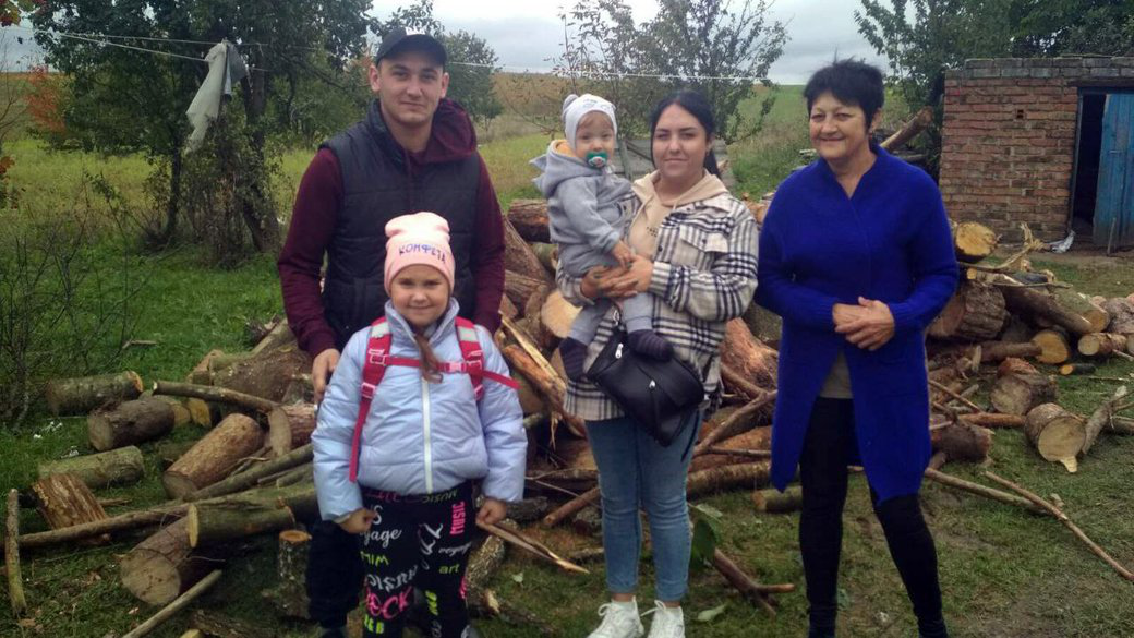 Поки чоловік служить, допомагають сусіди: родина з Луганщини облаштувалась в селі на Волині (відео)