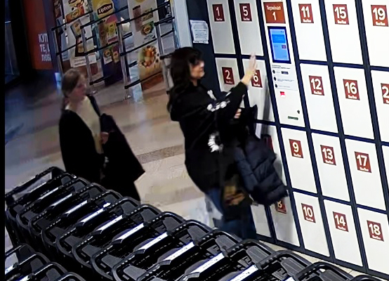 У Луцьку розшукують зловмисниць, які «обчистили» камеру схову в гіпермаркеті (фото)