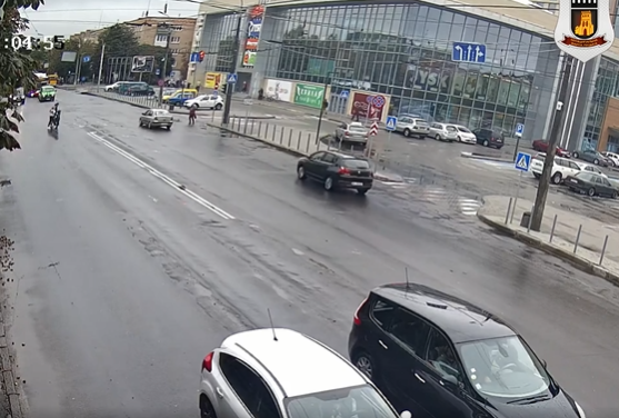 Проїхав на «червоний»: у Луцьку камери зловили водія-порушника (відео)